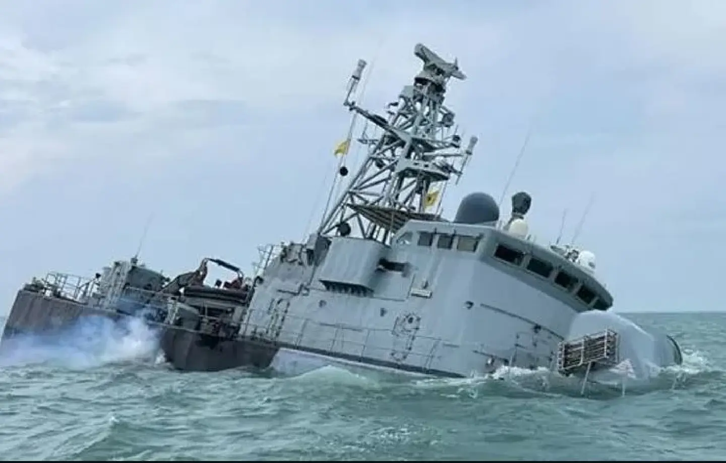 Malaysian Navy vessel KD Pendekar sinks off Johor coast