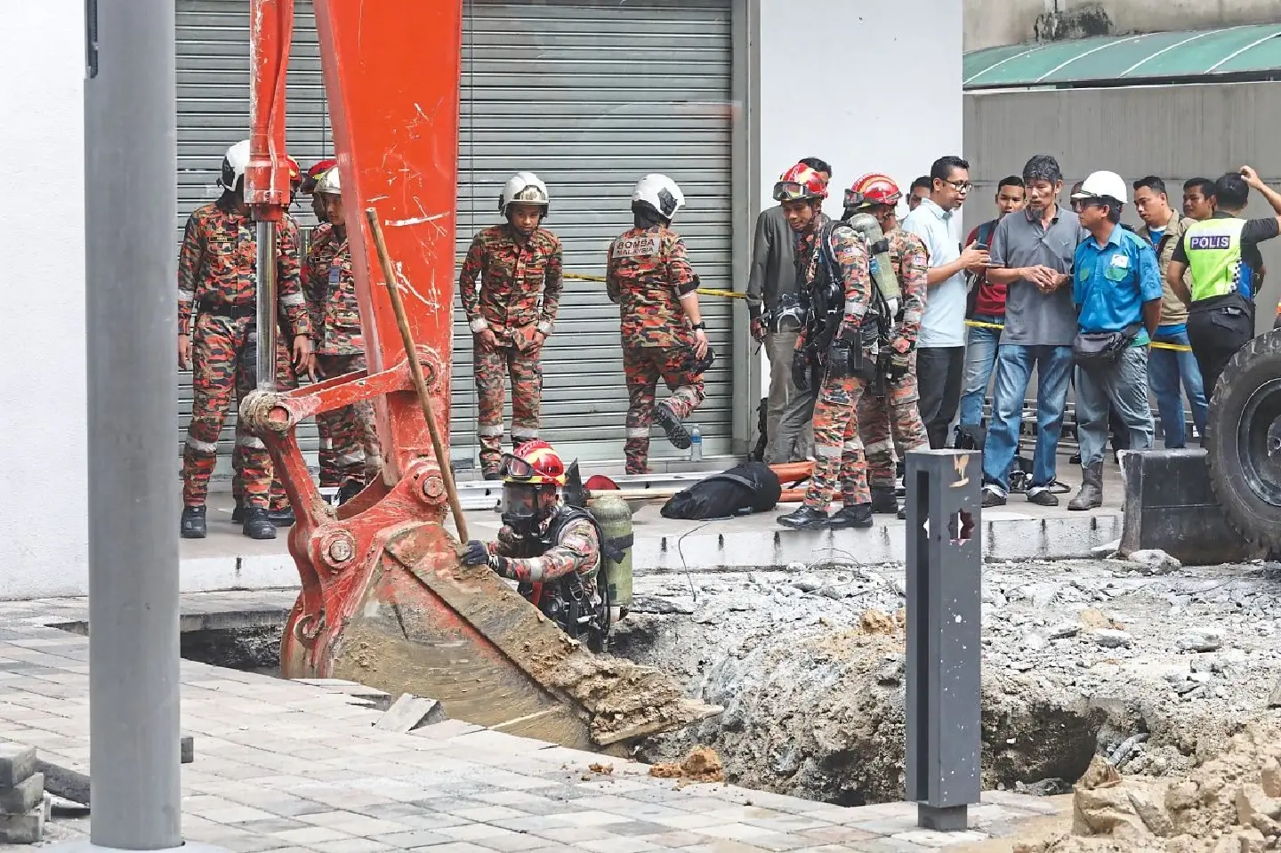 Strong current hampering efforts to rescue woman who fell into sinkhole in KL Strong current hampering efforts to rescue woman who fell into sinkhole in KL