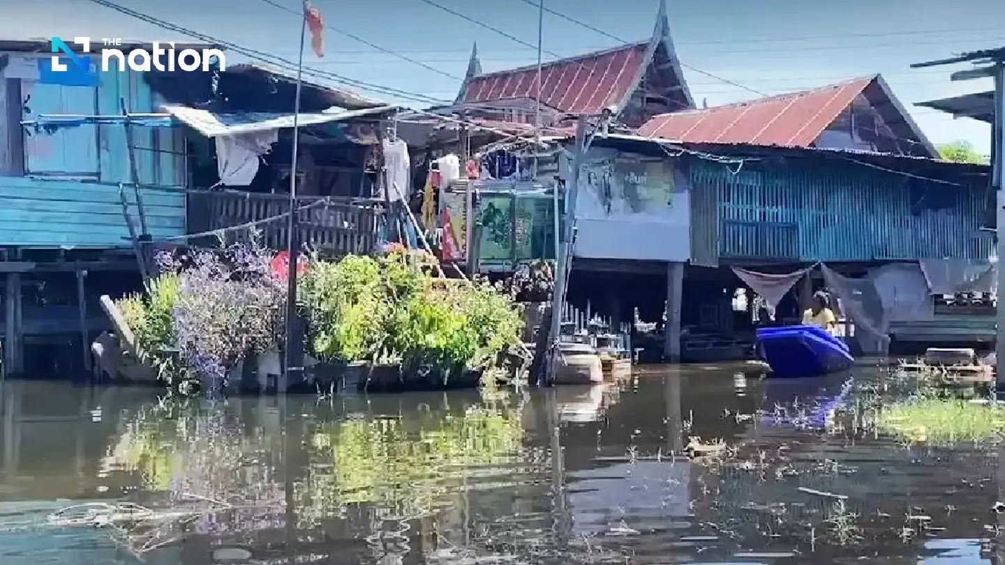122 houses in Ang Thong flooded after river bursts banks 122 houses in Ang Thong flooded after river bursts banks