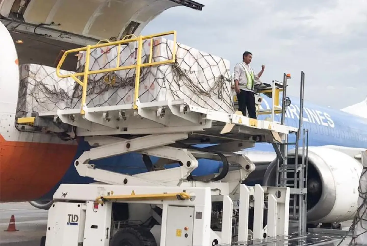 MAI offers free transport for flood relief, launches cargo flights to Thailand