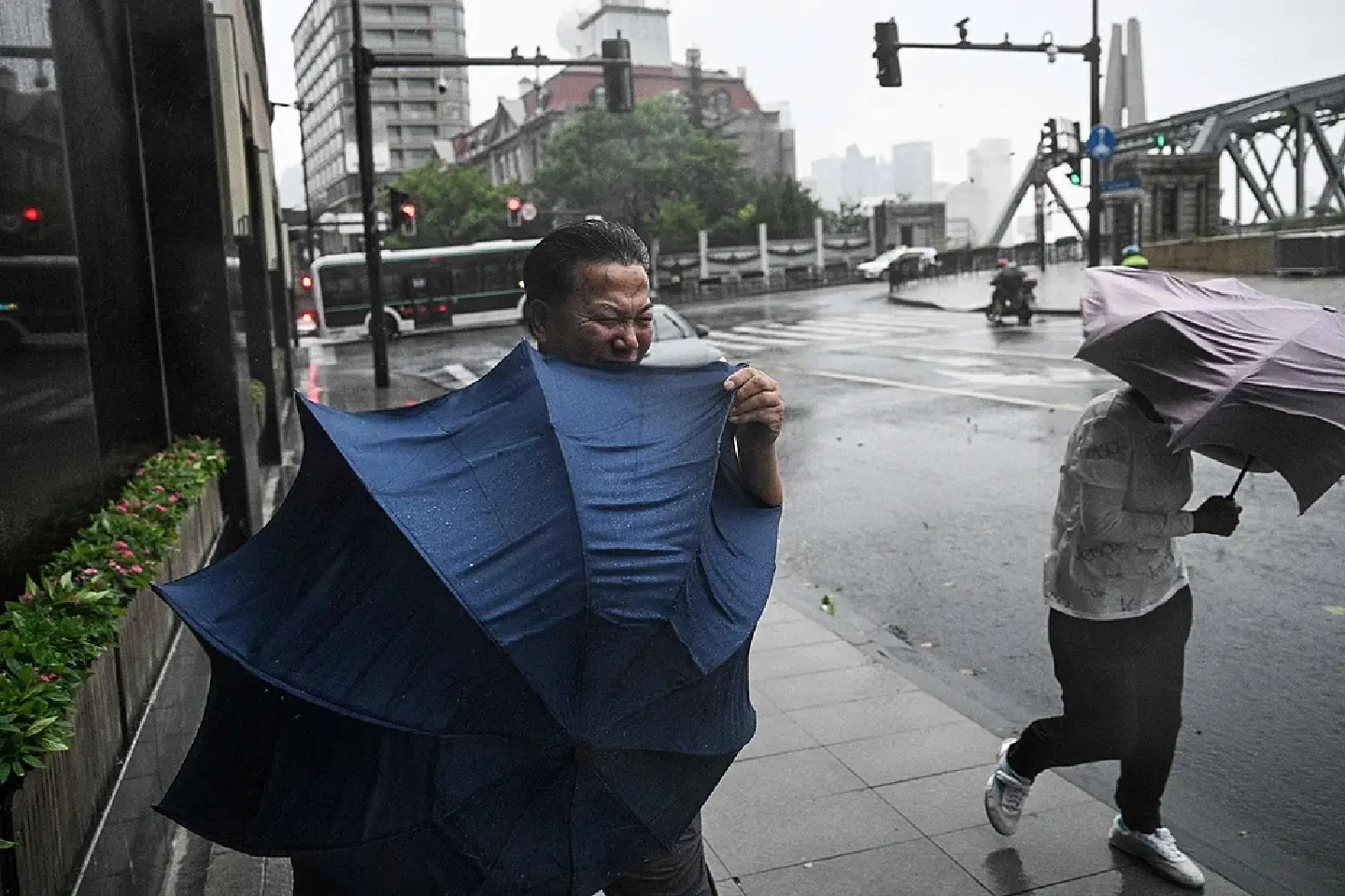 Typhoon's centre passes Shanghai