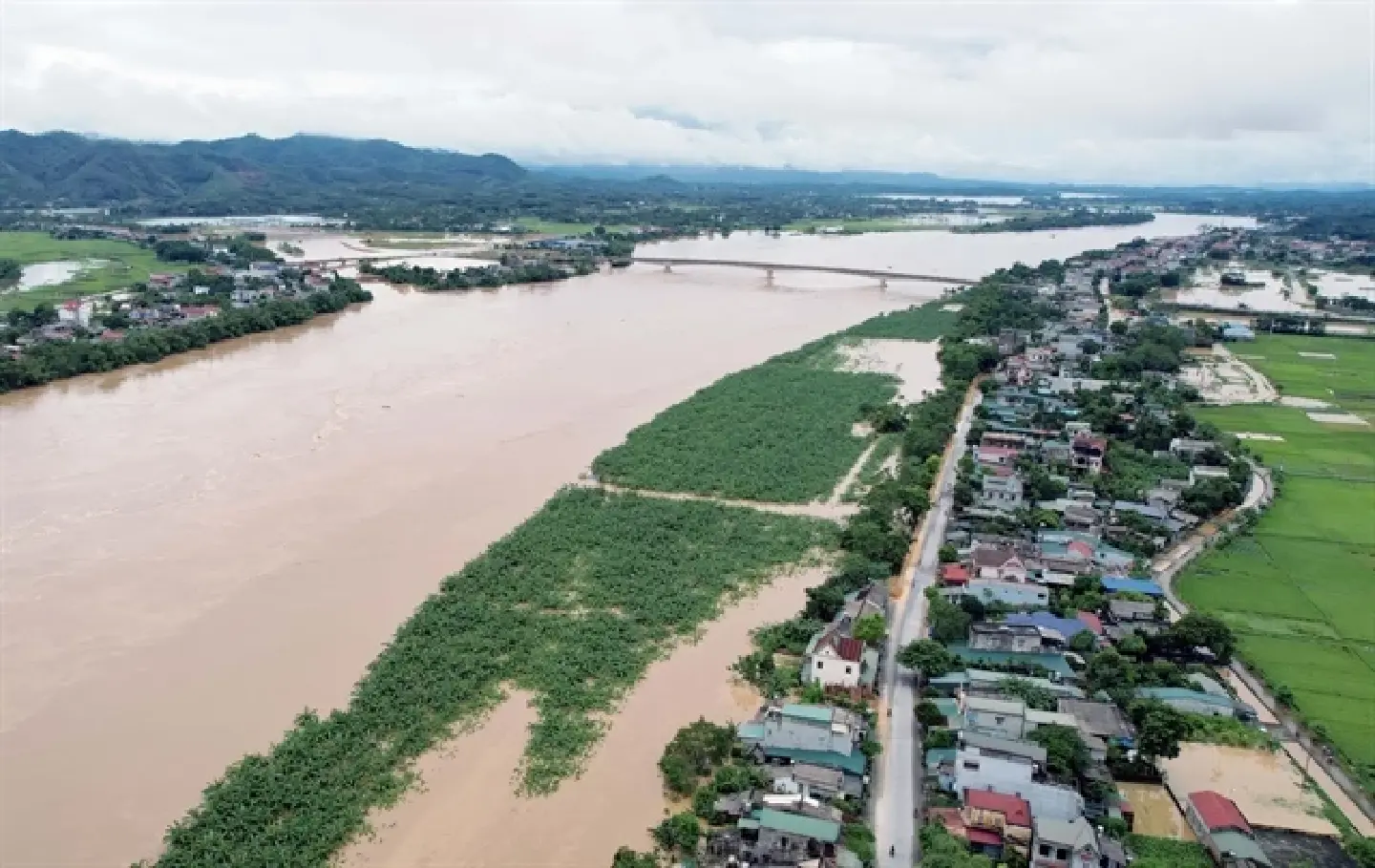 296 people dead and missing in Vietnam due to typhoon, floods, landslides 296 people dead and missing in Vietnam due to typhoon, floods, landslides