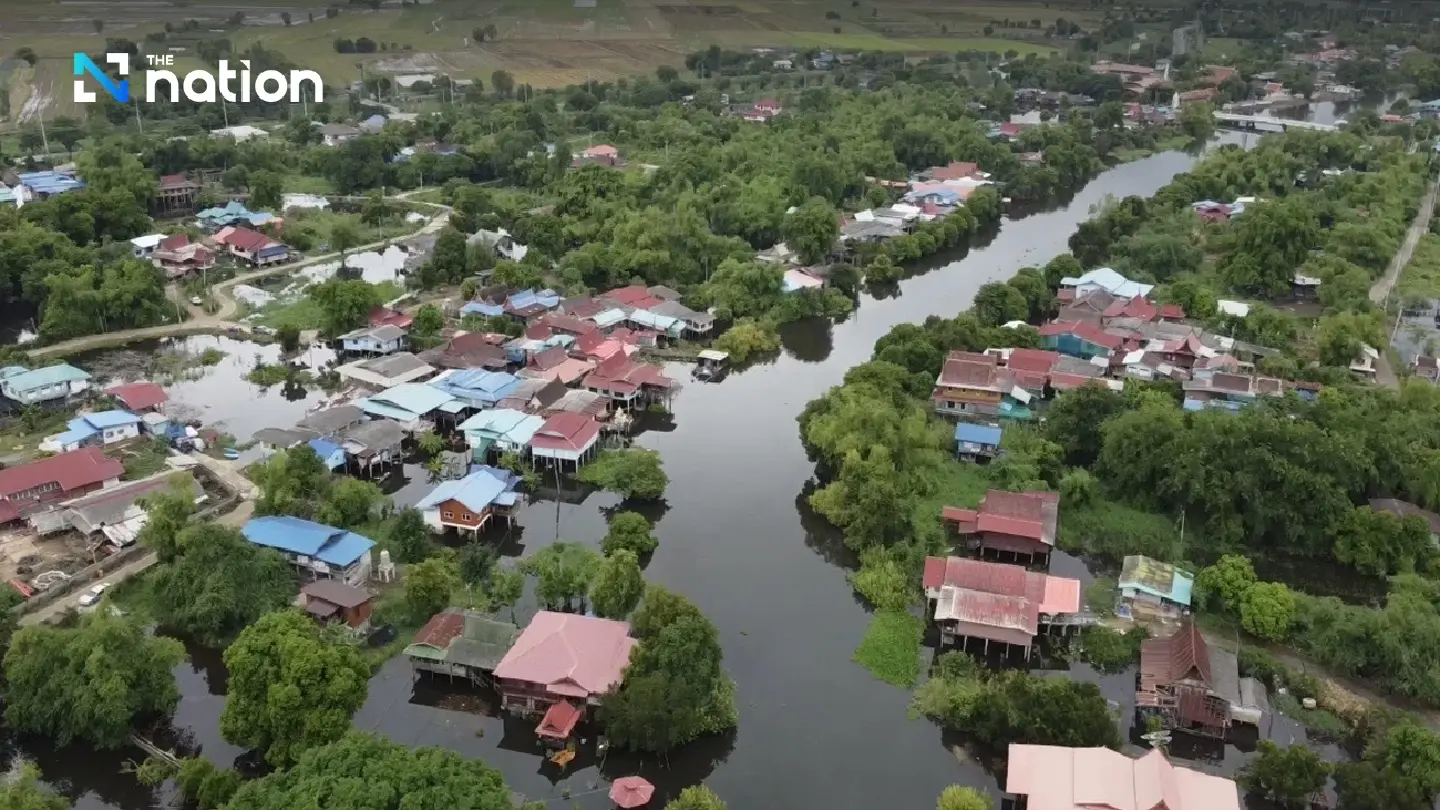 Ayutthaya man cries for help as flooding hits some 6,000 households
