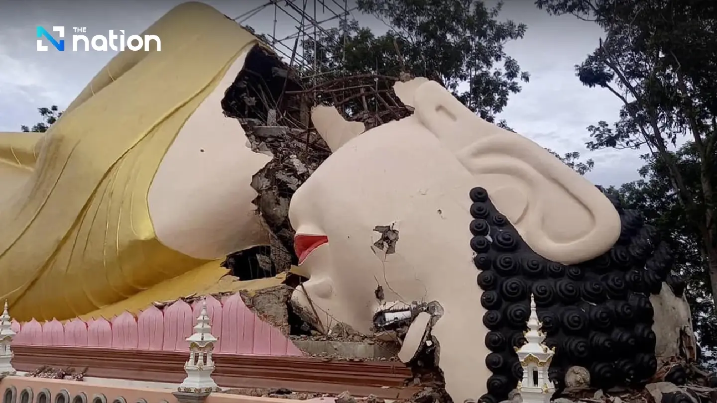 Head of giant reclining Buddha statue breaks off at Chiang Mai temple Head of giant reclining Buddha statue breaks off at Chiang Mai temple
