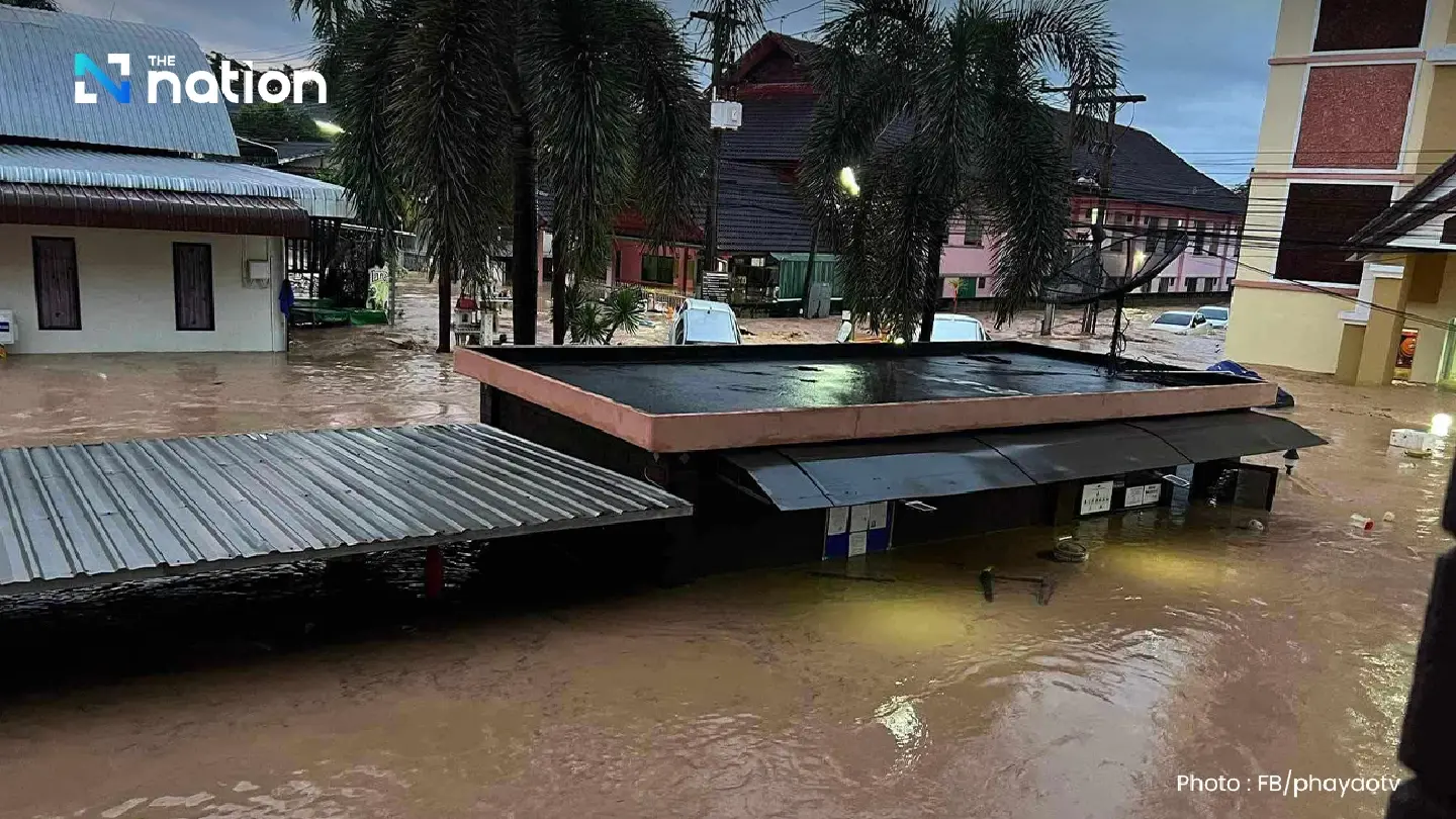 Phayao students stranded on dorm roof as flood water rises