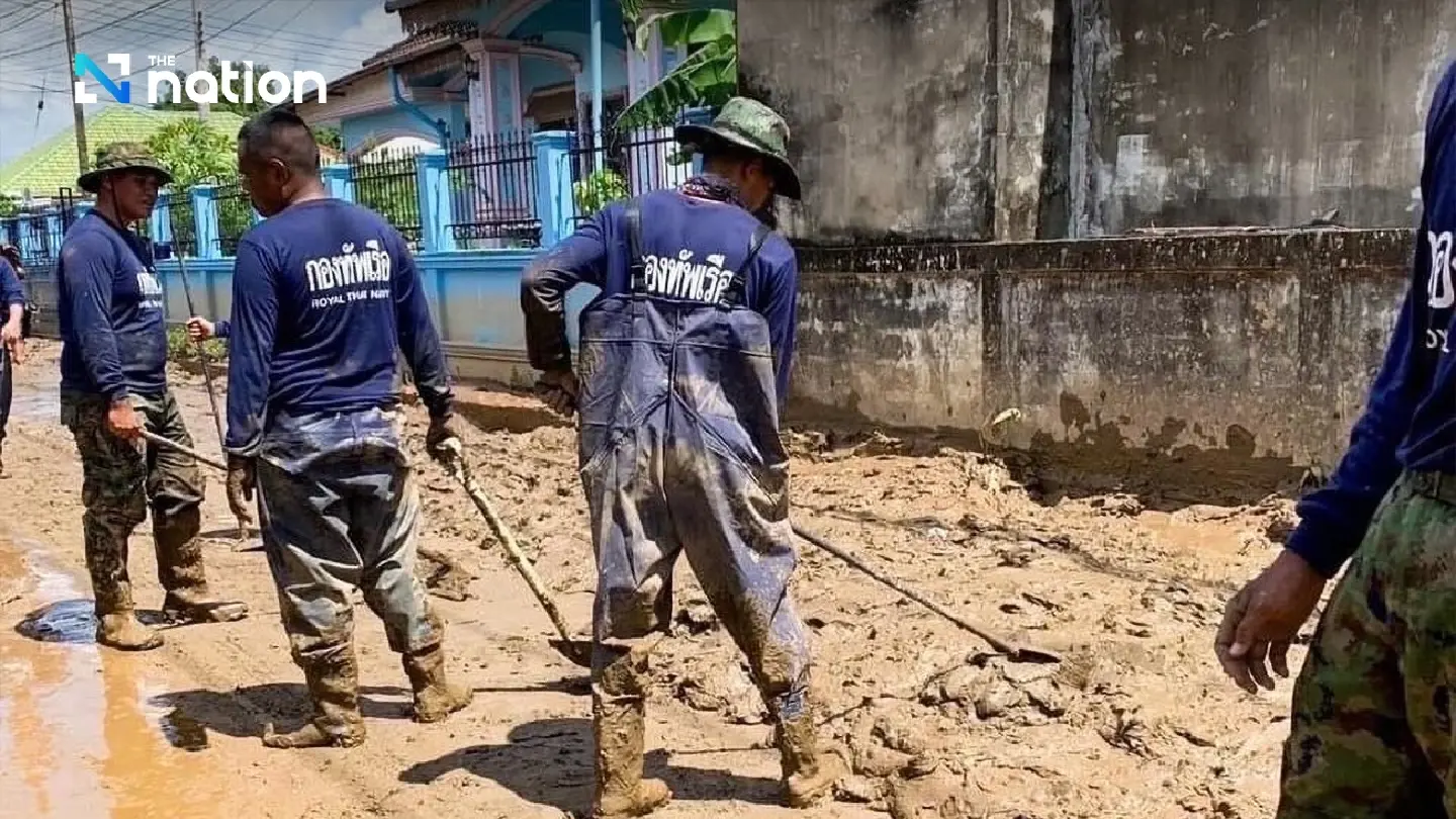 Defence Ministry deploys more troops to help clear mud in Chiang Rai Defence Ministry deploys more troops to help clear mud in Chiang Rai