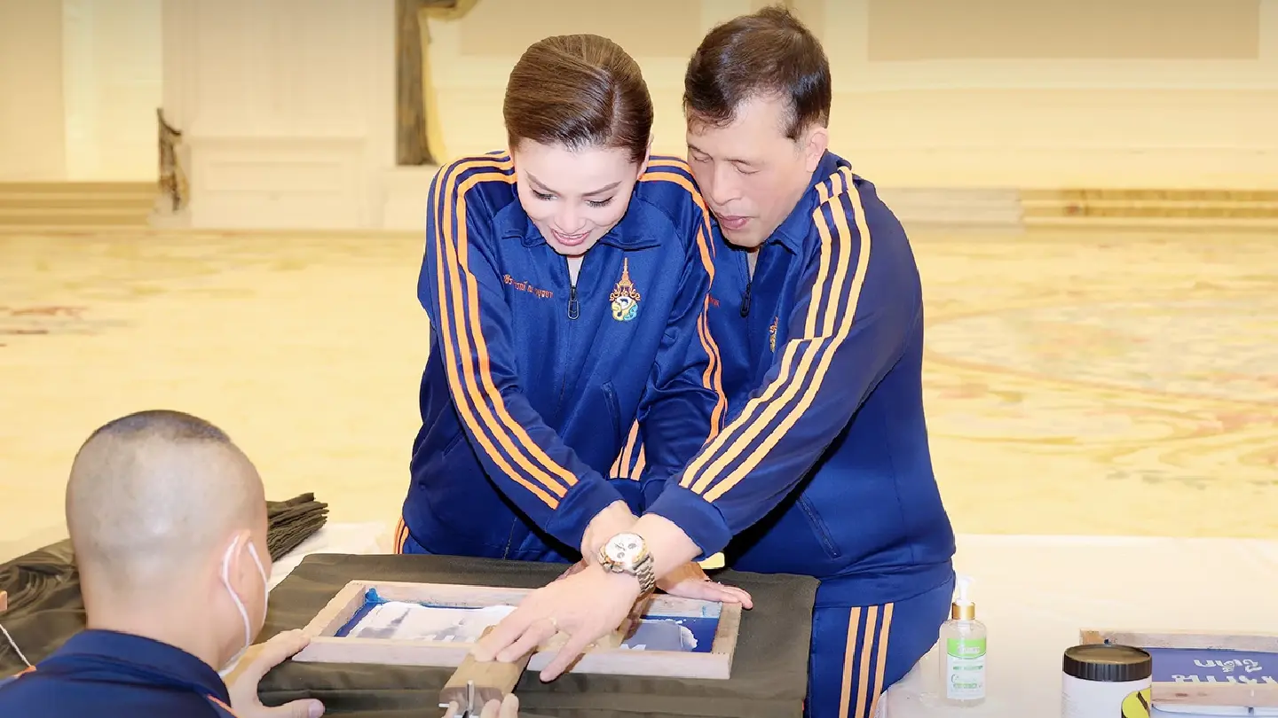 Their Majesties help pack supplies for babies in flood-hit provinces