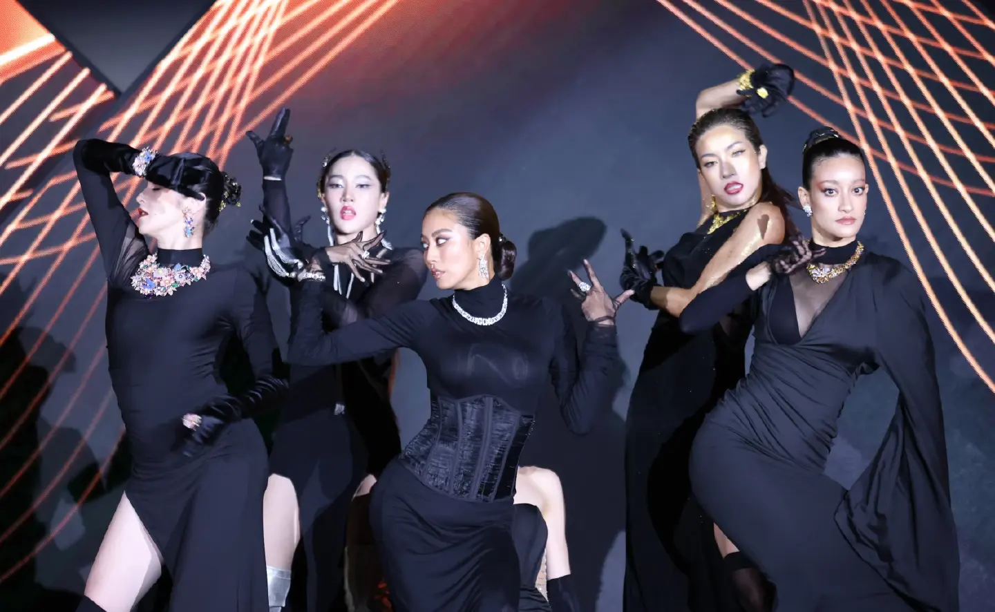Commerce Ministry launches 70th Bangkok Gems & Jewelry Fair in style