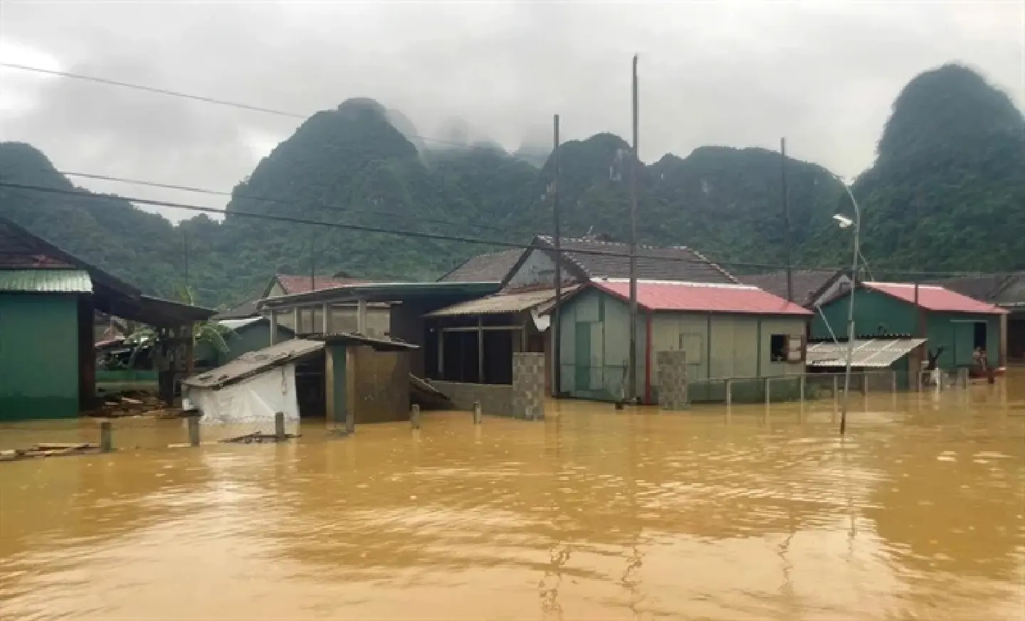 Vietnam's Central region flooded, cut off after Tropical Storm Soulik