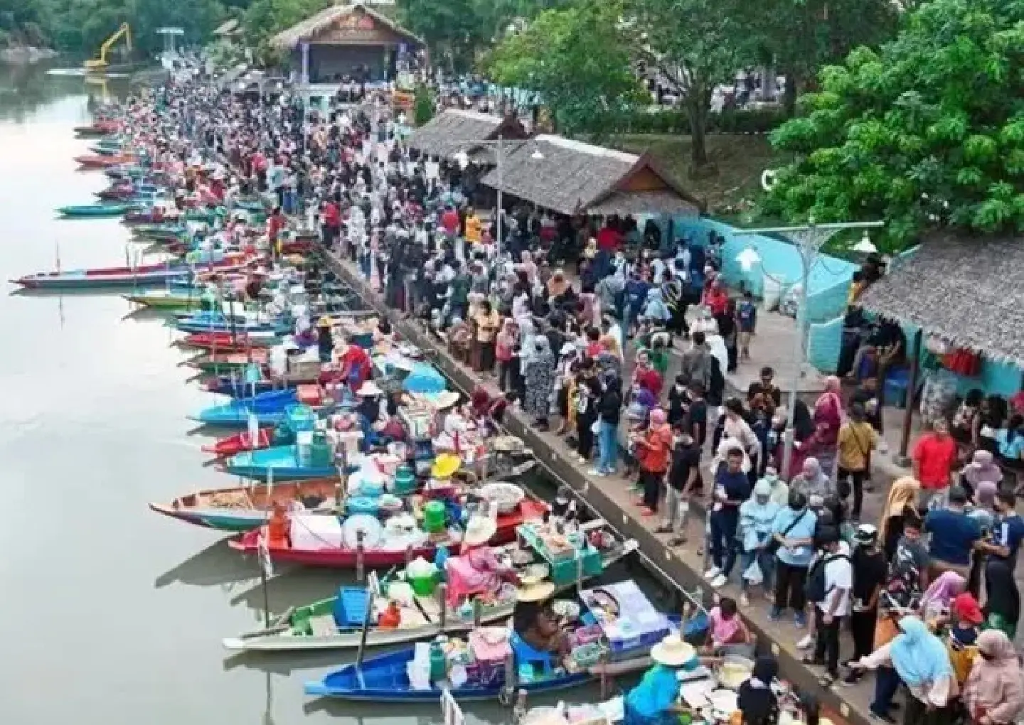 Malaysians flock to southern Thailand, boosting economy by one billion baht