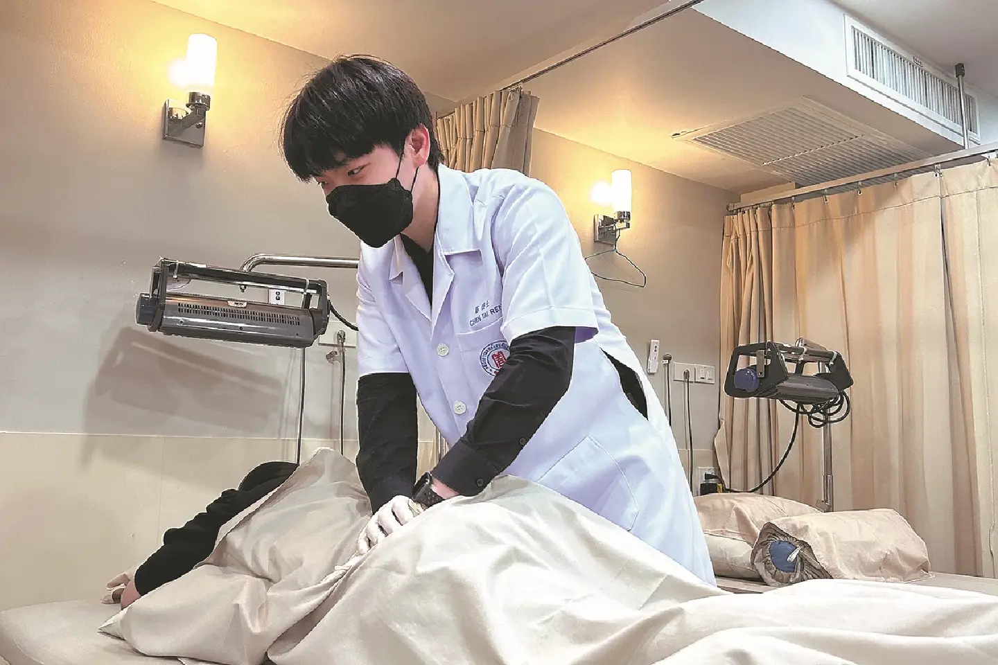 Thai doctor continues his father's legacy to promote TCM