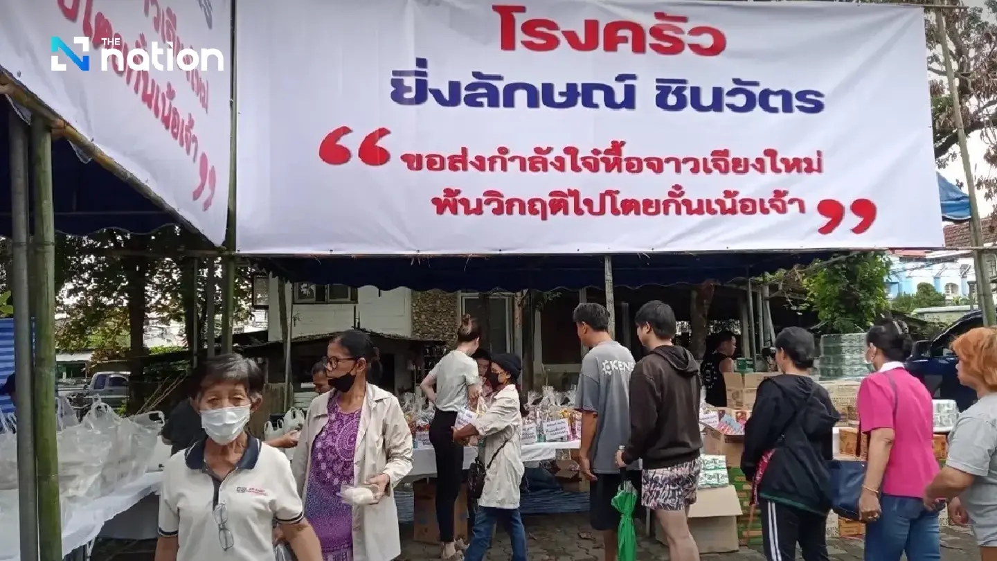 Thaksin, Yingluck fund 2 kitchens in Chiang Mai to feed flood victims Thaksin, Yingluck fund 2 kitchens in Chiang Mai to feed flood victims