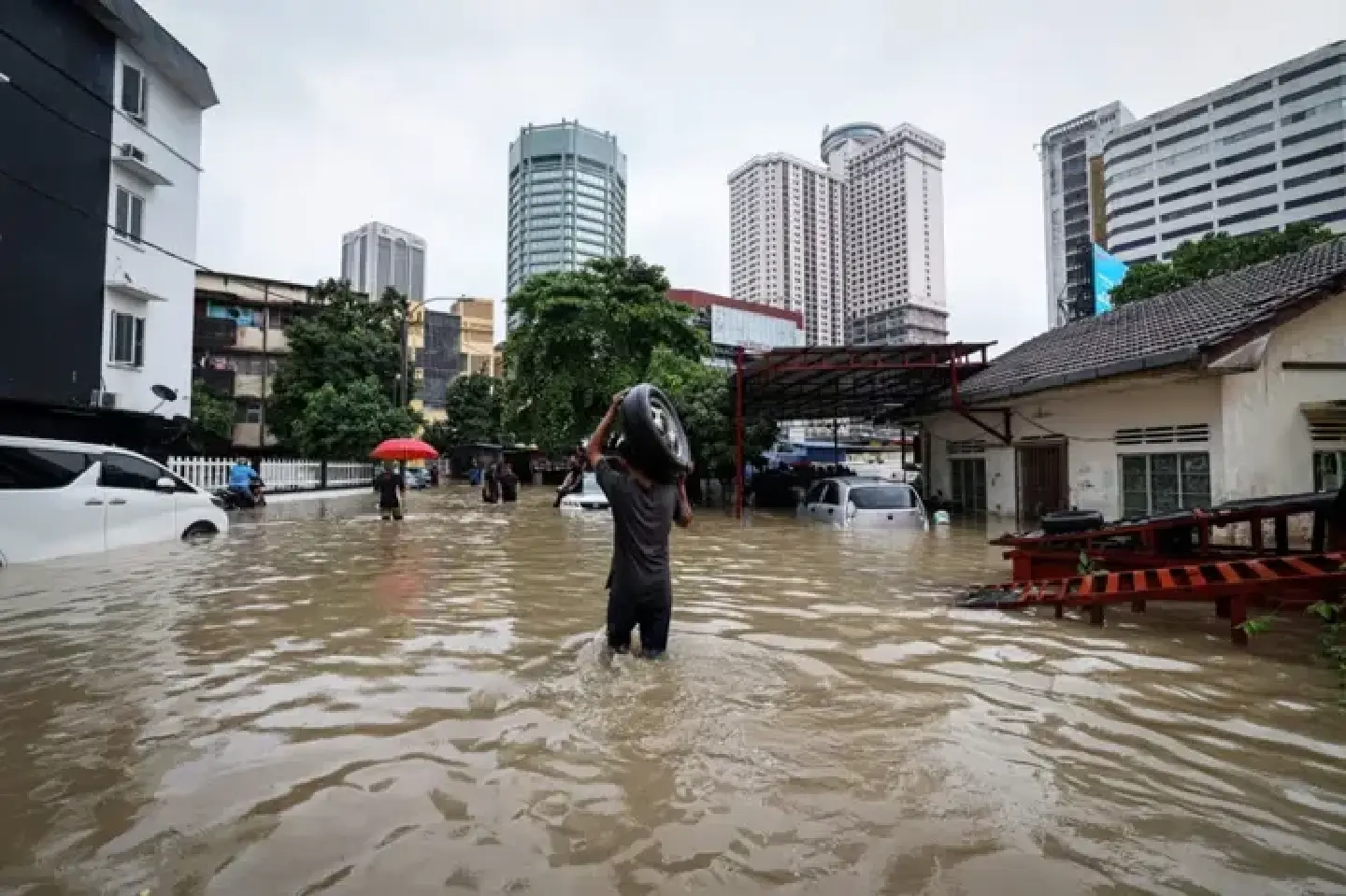 Kuala Lumpur and nearby areas hit by flash floods, landslide