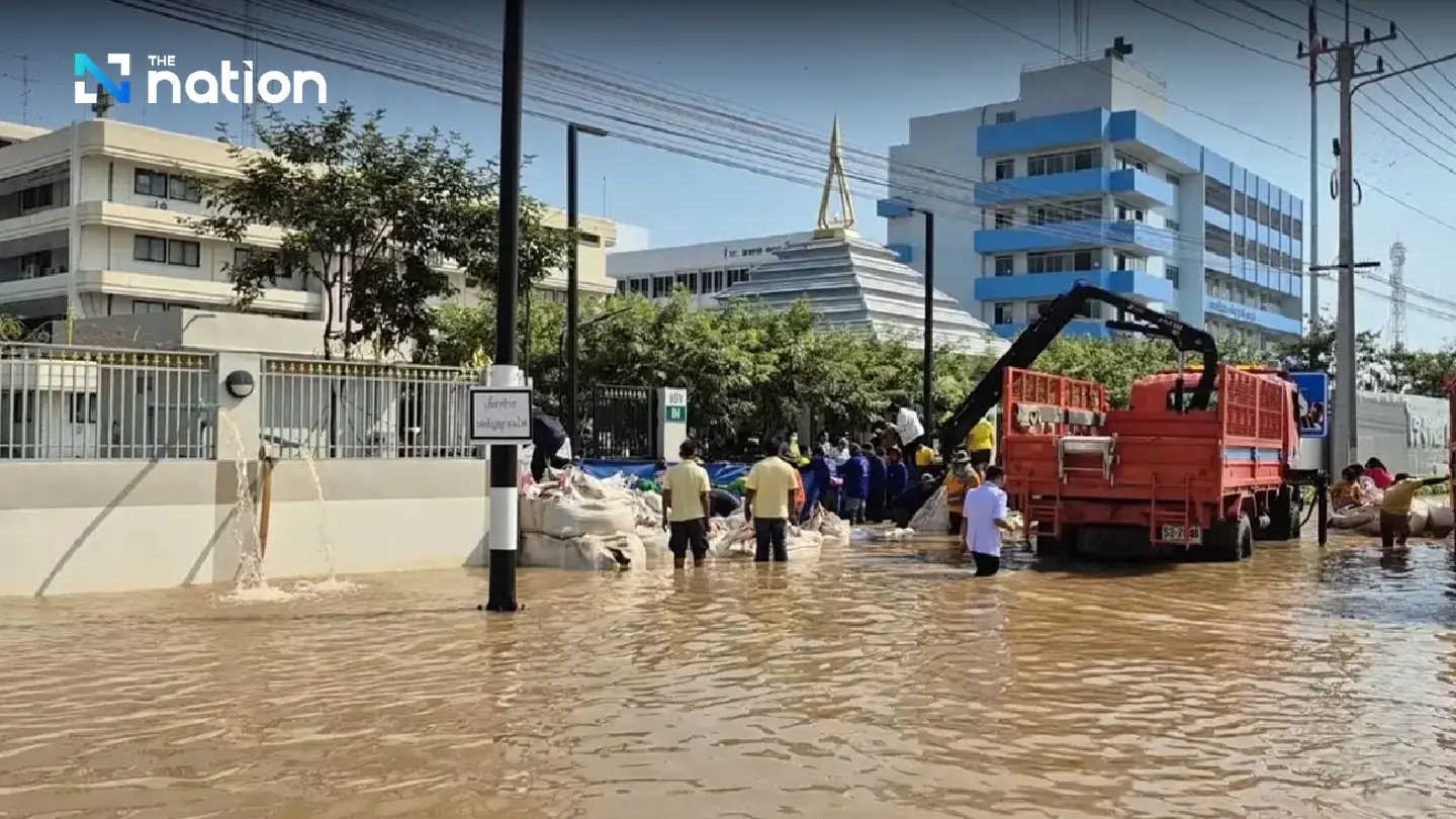 Sukhothai officials rush to protect hospital as reservoir overflows Sukhothai officials rush to protect hospital as reservoir overflows