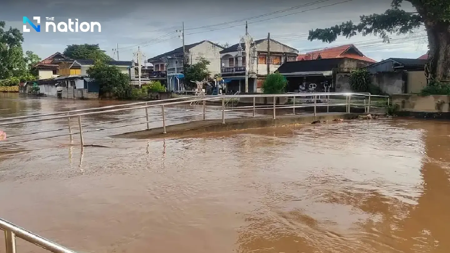 Thailand flood crisis: Thousands still stranded in heavy flooding