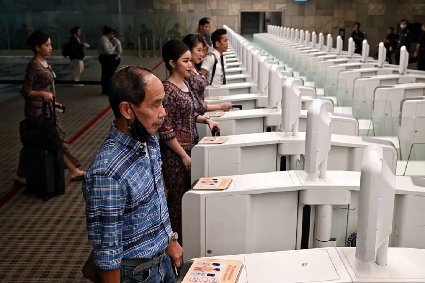 Changi Airport offers passport-free clearance, average time 10 seconds