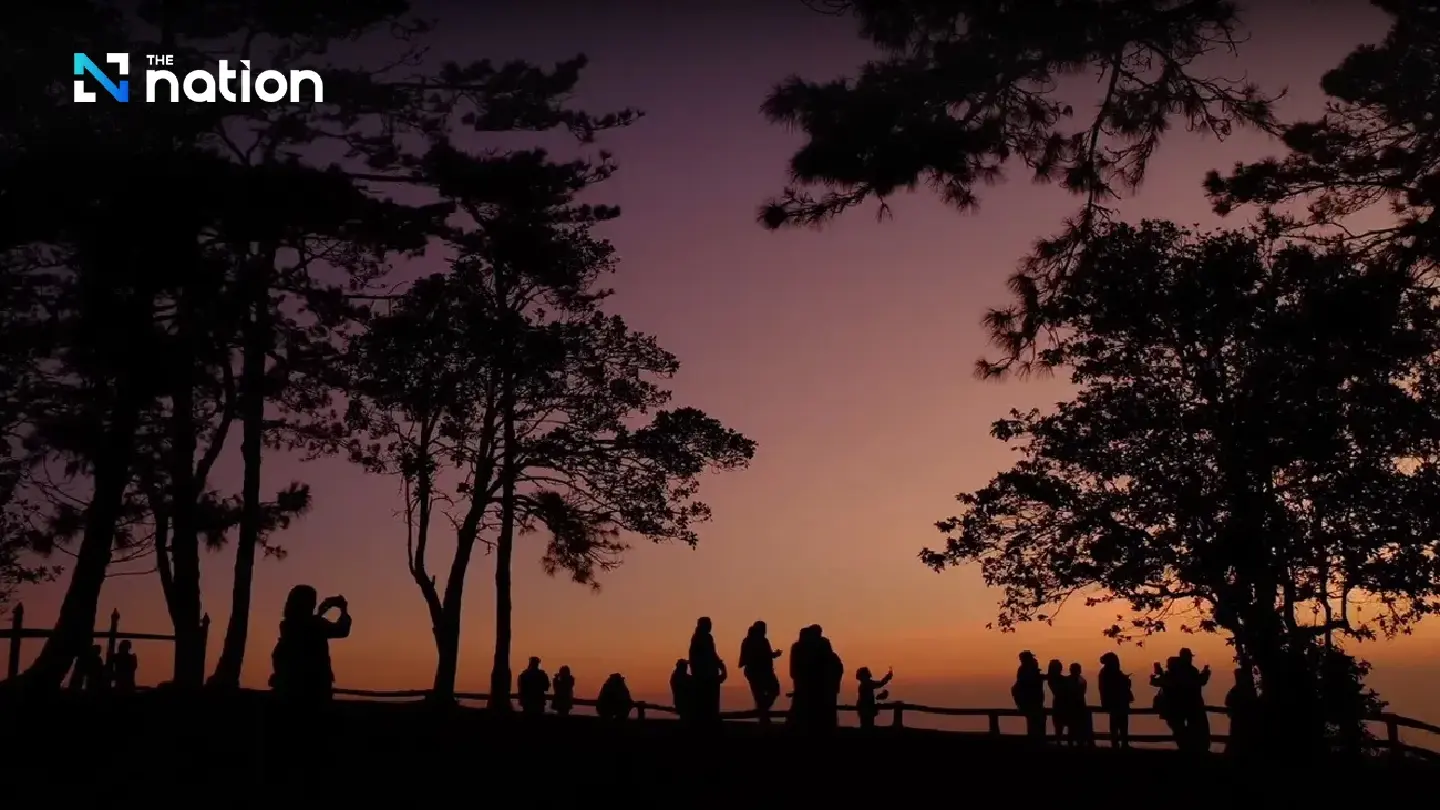 Tourists flock to Loei’s Phu Ruea mountain as temperature drops to 9°C