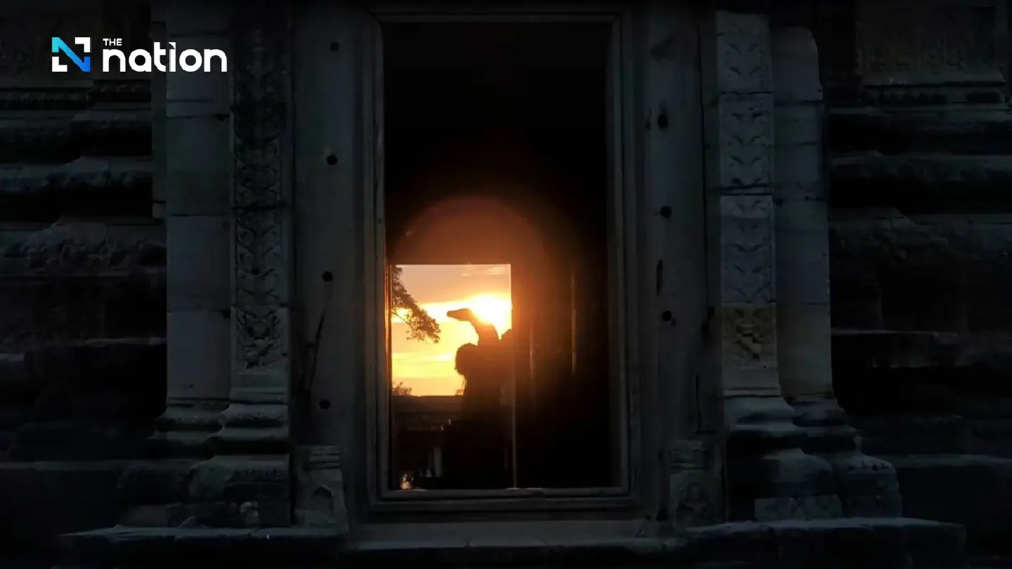 Tourists flock to watch sunset alignment at Phimai Historical Park in Korat