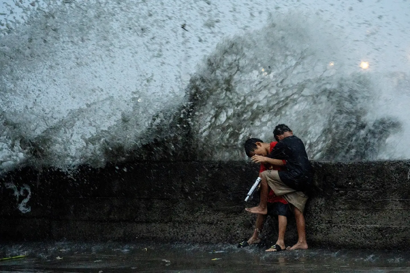 Typhoon lashes the Philippines, causing tidal surges and mass displacement
