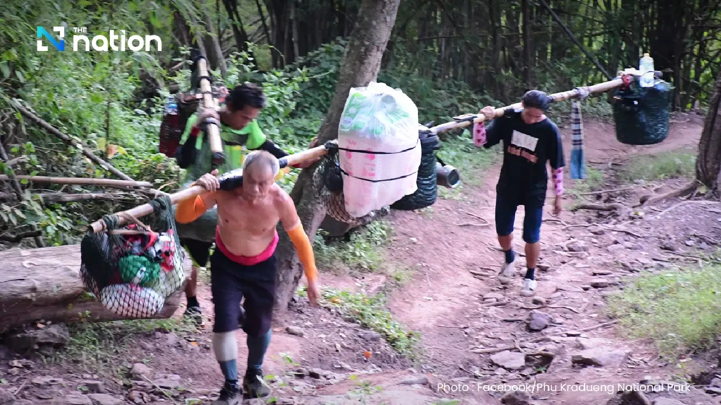 Tourists flock to Phu Kradueng as all of Loei experiences cold weather