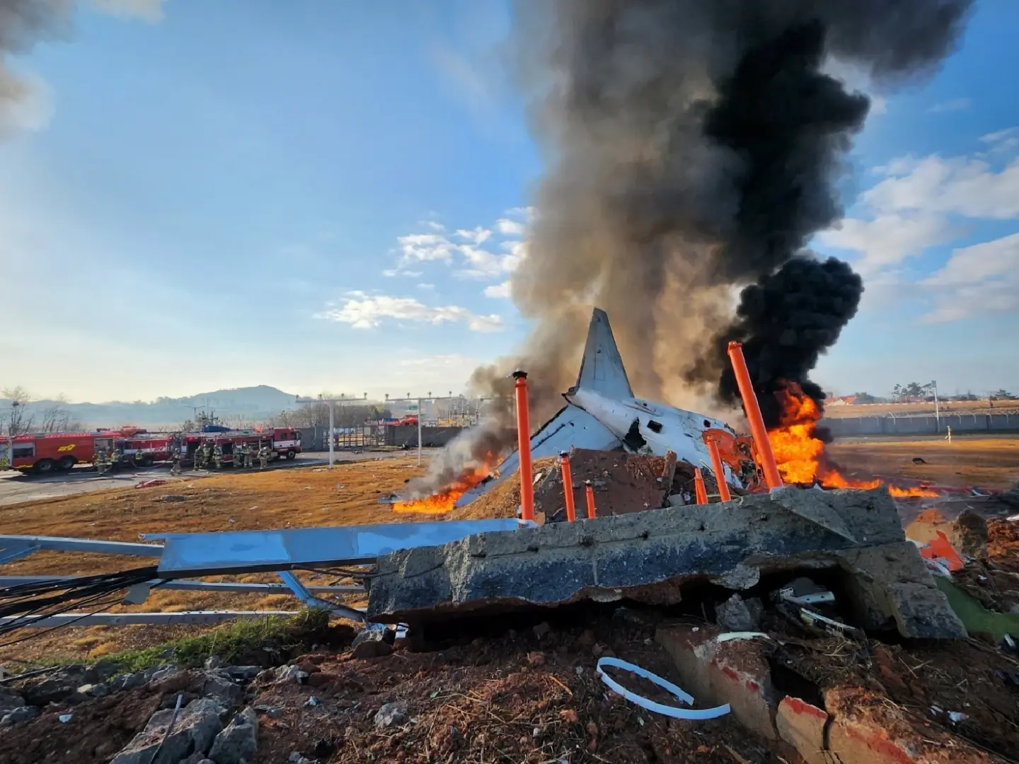 At least 28 die as plane returning from Thailand crashes in South Korea