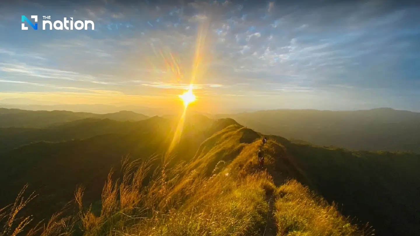 Tourists queue to take on 8-km mountain trek in Kanchanaburi