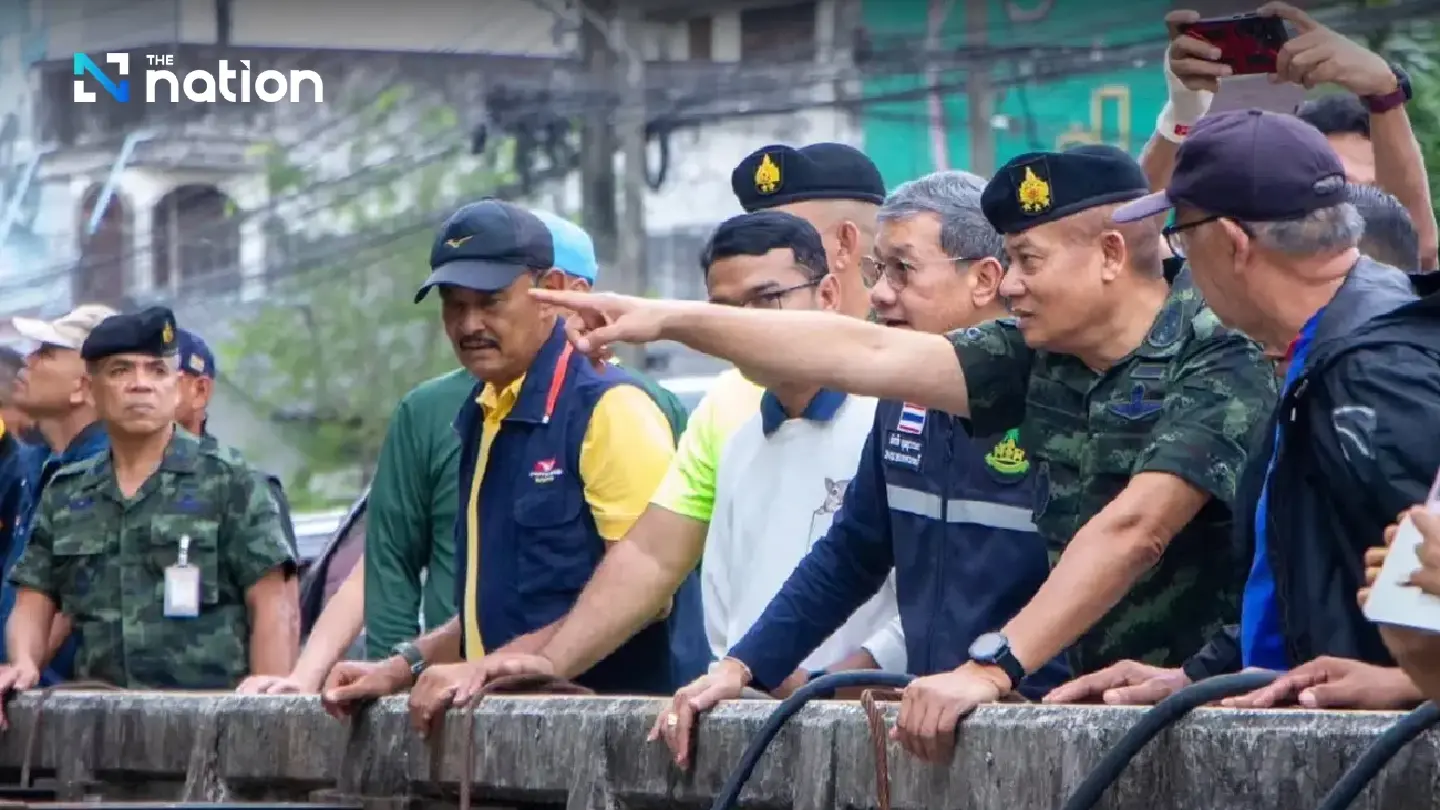 Southern army chief oversees flood relief in Nakhon Si Thammarat