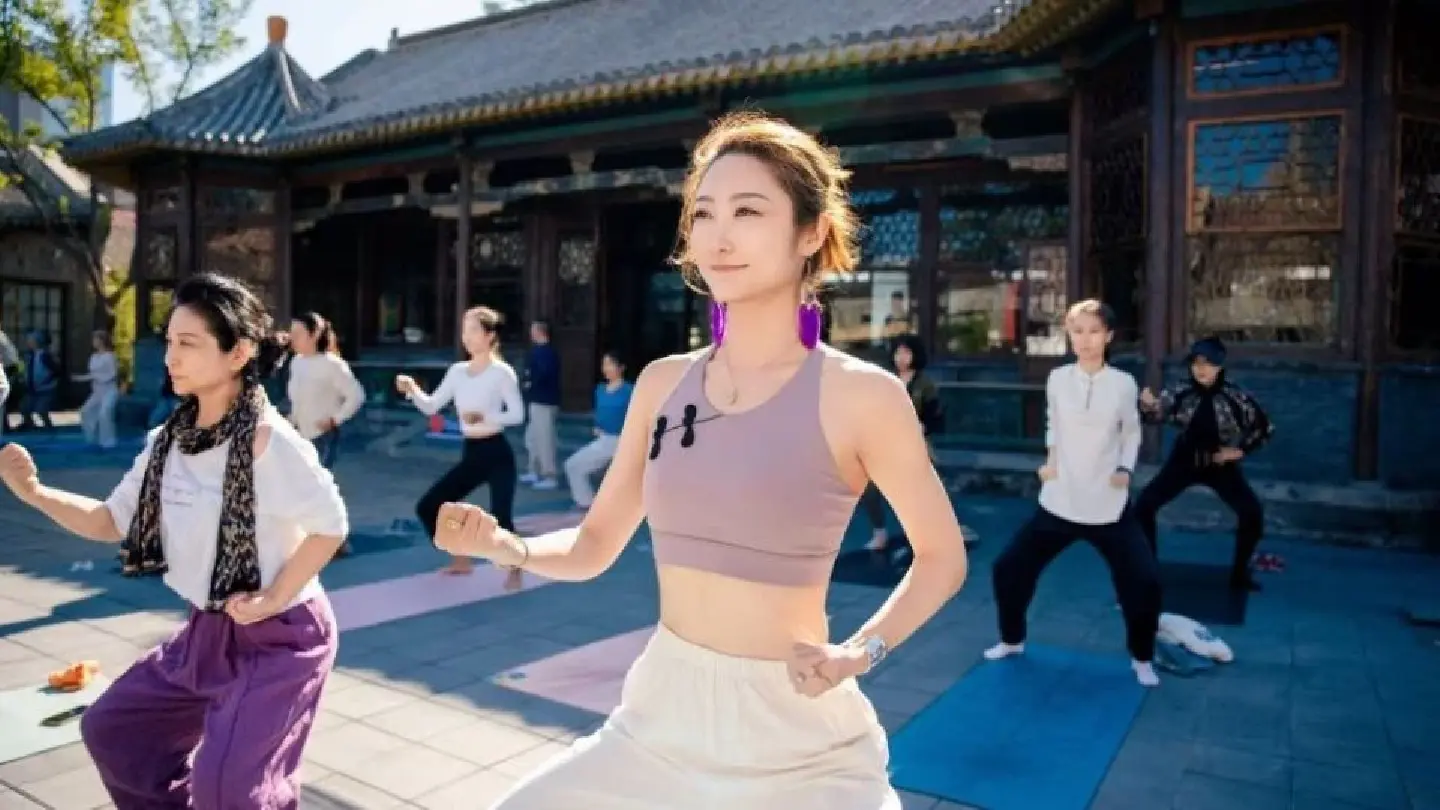 Busy young professionals in China turn to sport to boost social circles
