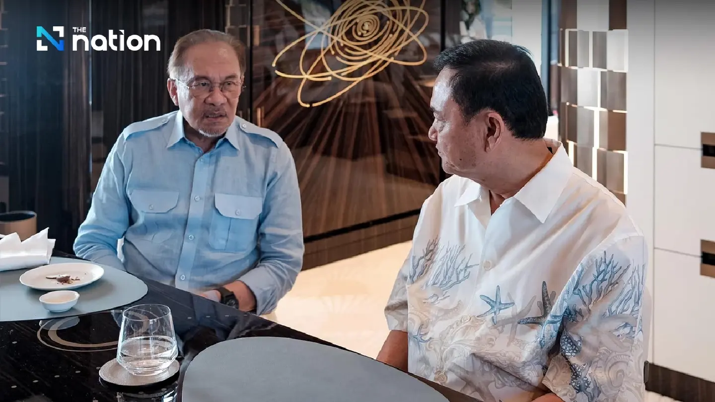 Thaksin meets Malaysian Prime Minister on a yacht in the middle of the sea Thaksin meets Malaysian Prime Minister on a yacht in the middle of the sea