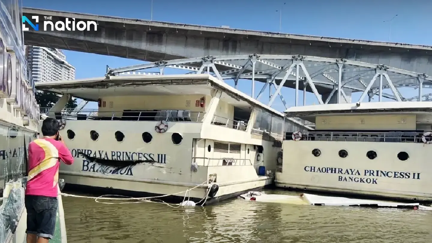 Barge collides with 5 dining boats, speedboat on Chao Phraya in Bangkok Barge collides with 5 dining boats, speedboat on Chao Phraya in Bangkok