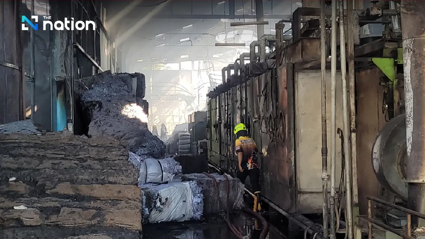 Huge blaze engulfs synthetic fibre factory in Samut Prakan