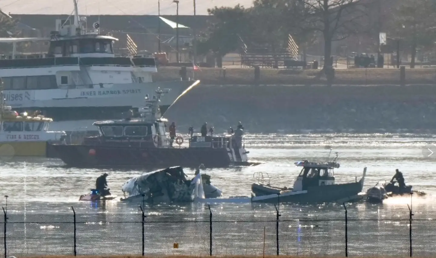 Midair collision kills 67 in deadliest US air disaster in 25 years Midair collision kills 67 in deadliest US air disaster in 25 years