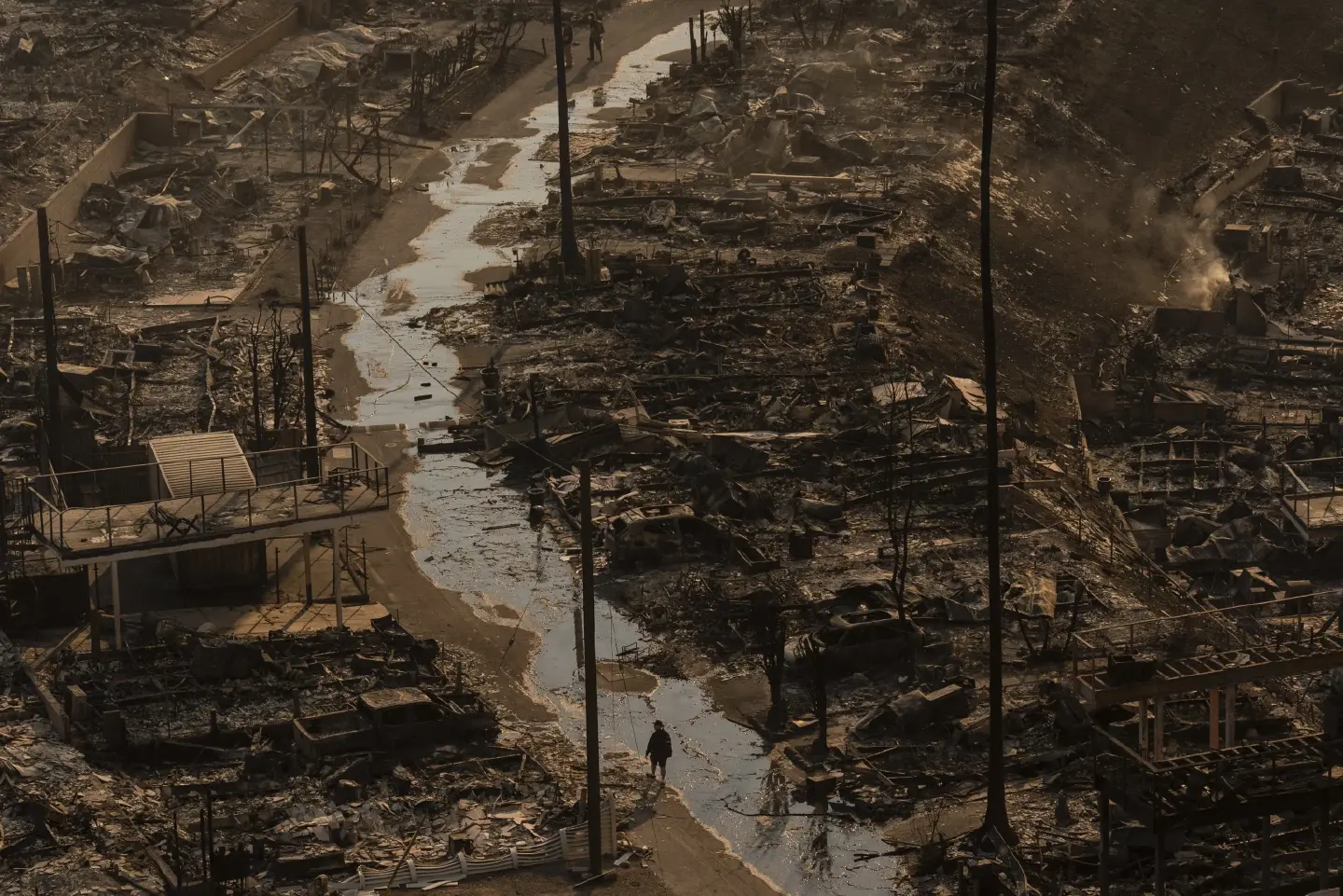 LA area’s 2 biggest blazes burn at least 10,000 structures