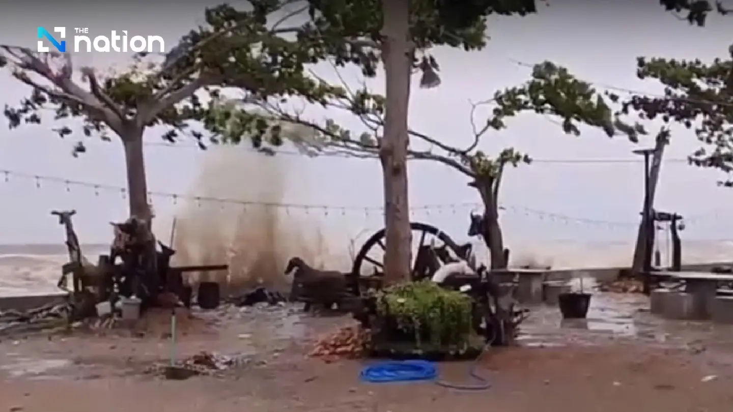 Seaside villages in Surat Thani hit by rising sea and giant waves Seaside villages in Surat Thani hit by rising sea and giant waves