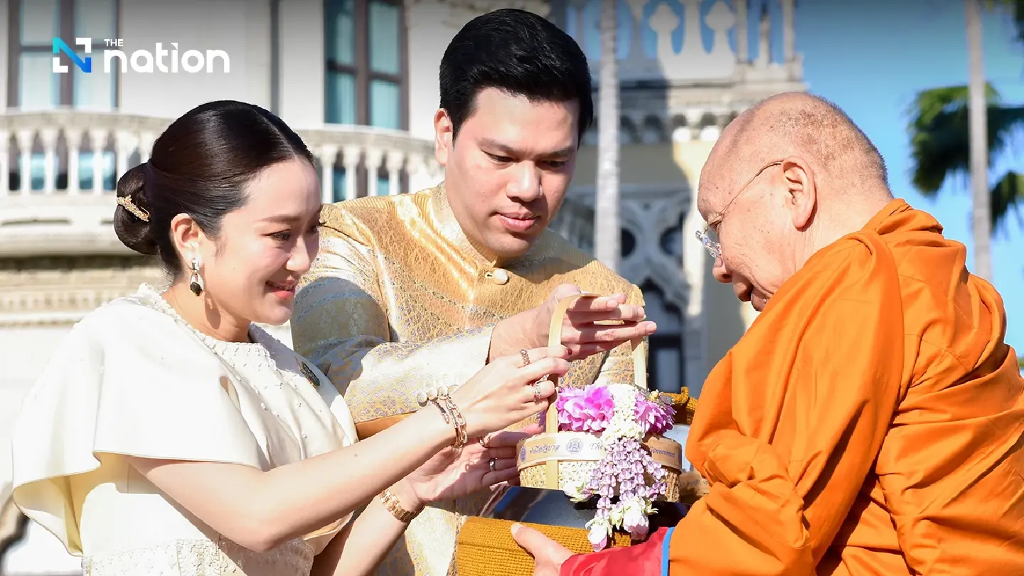 Paetongtarn and her husband make merit for the New Year Paetongtarn and her husband make merit for the New Year
