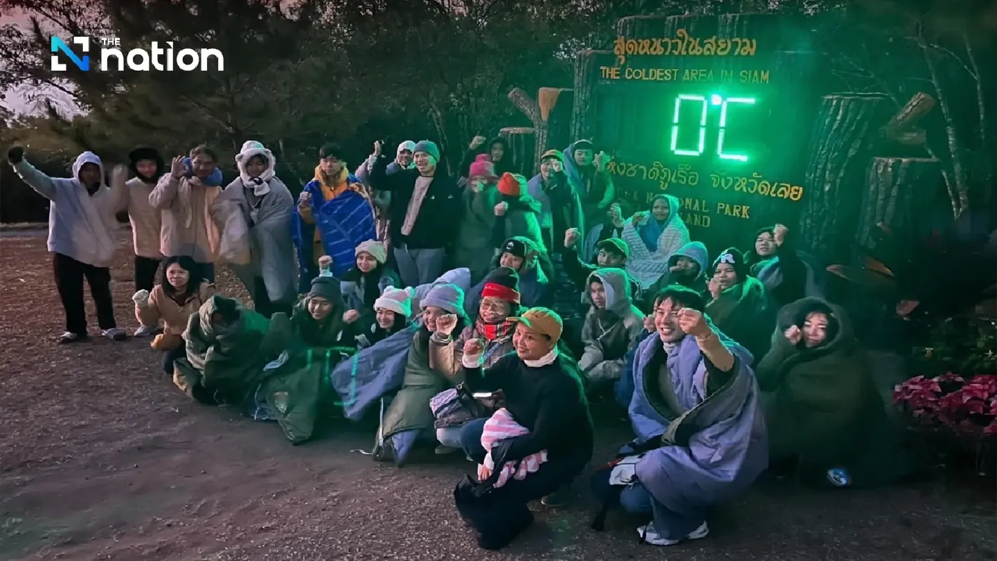 Tourists treated to chilling weather at zero degrees and mist atop Phu Rua
