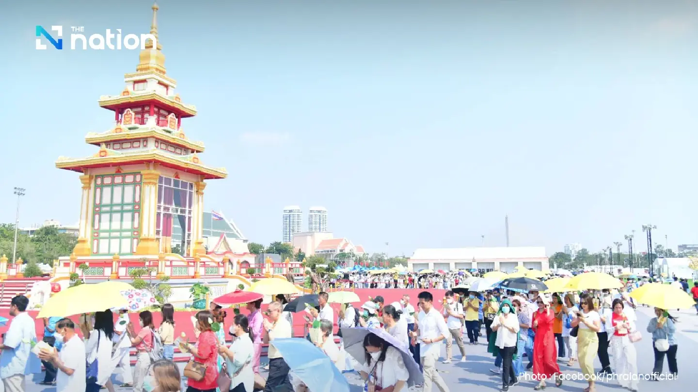 Bangkokians flock to Sanam Luang to pay final homage to Buddha relic