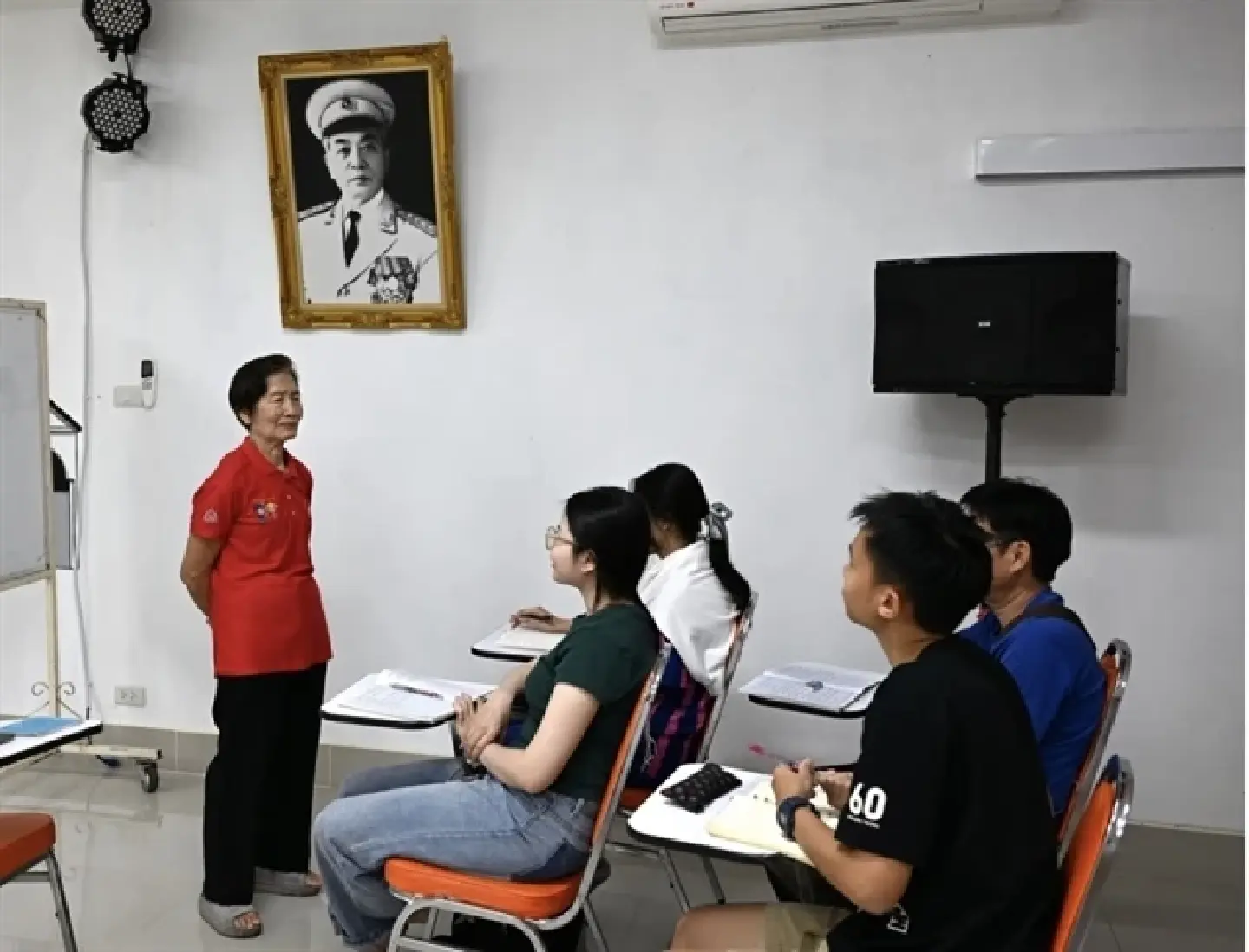 Old teachers dedicated to nurturing the Vietnamese language in Thailand Old teachers dedicated to nurturing the Vietnamese language in Thailand