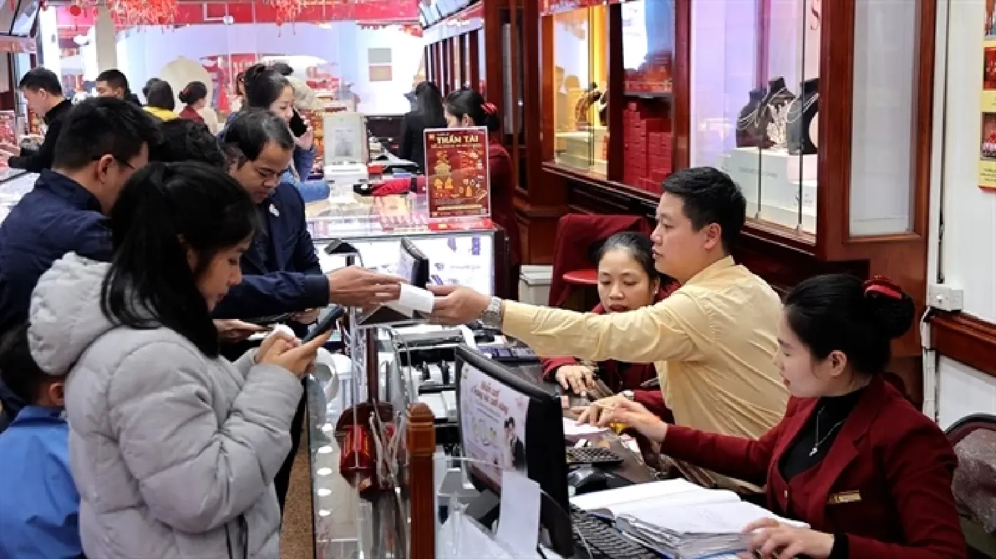 Hanoi residents queue from 3am to buy gold Hanoi residents queue from 3am to buy gold