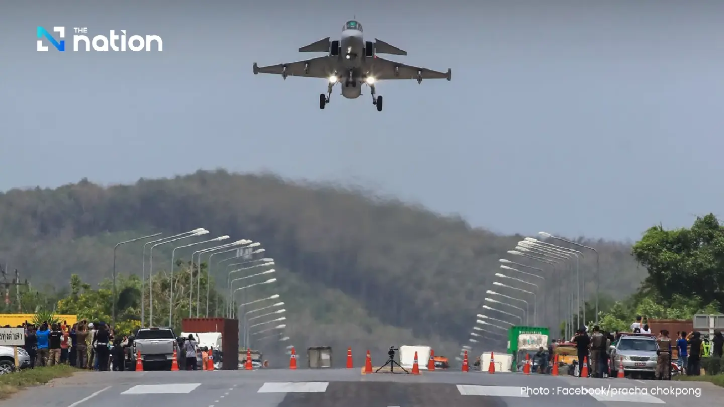 Songkhla residents thrilled by Gripen jet road landing and take-off