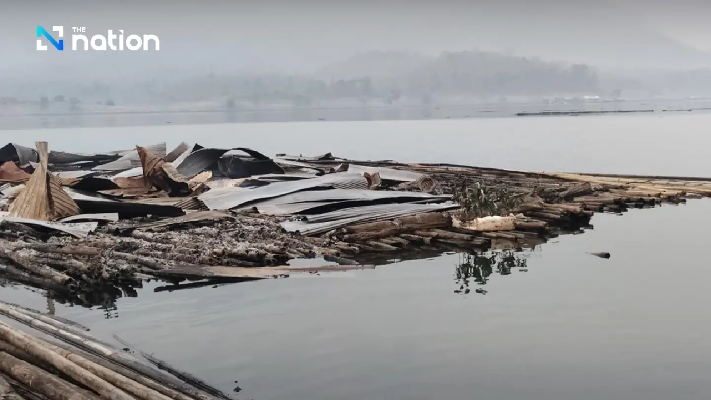 Fire destroys houseboat near Thailand’s renowned floating school Fire destroys houseboat near Thailand’s renowned floating school