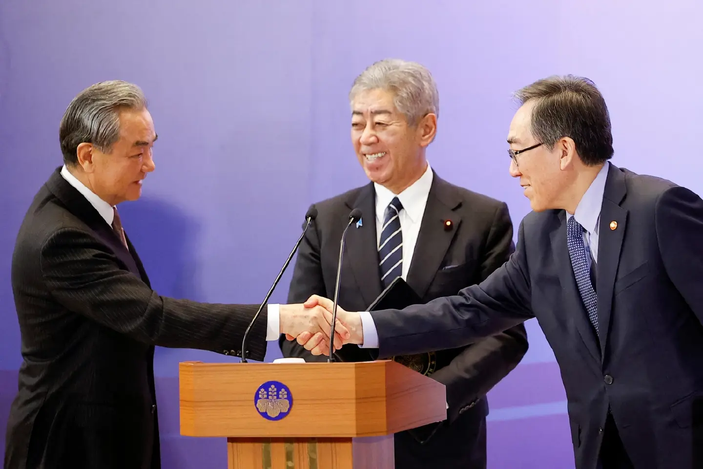 Japan, China, S. Korea agree on early leaders' summit