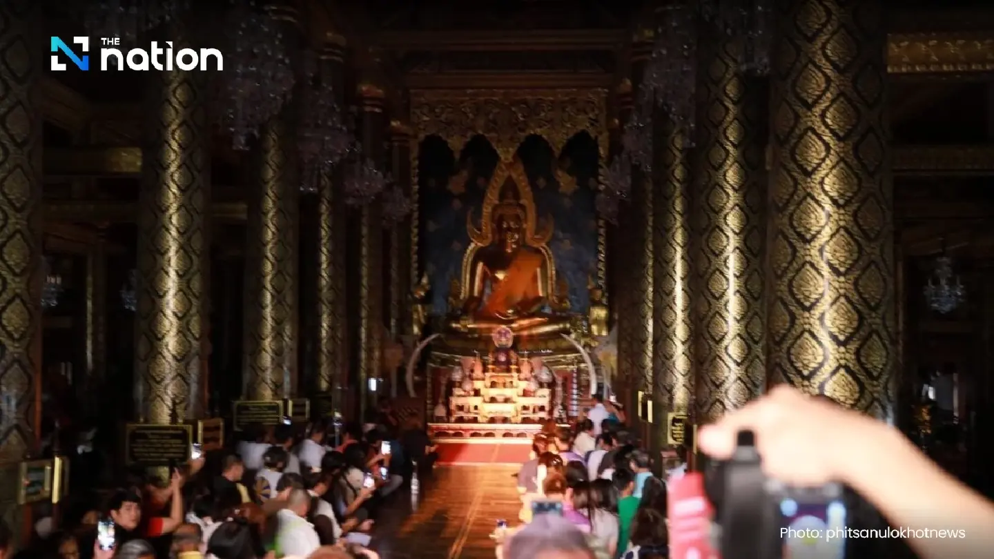 Devotees witness equinox phenomenon at Phitsanulok’s iconic temple