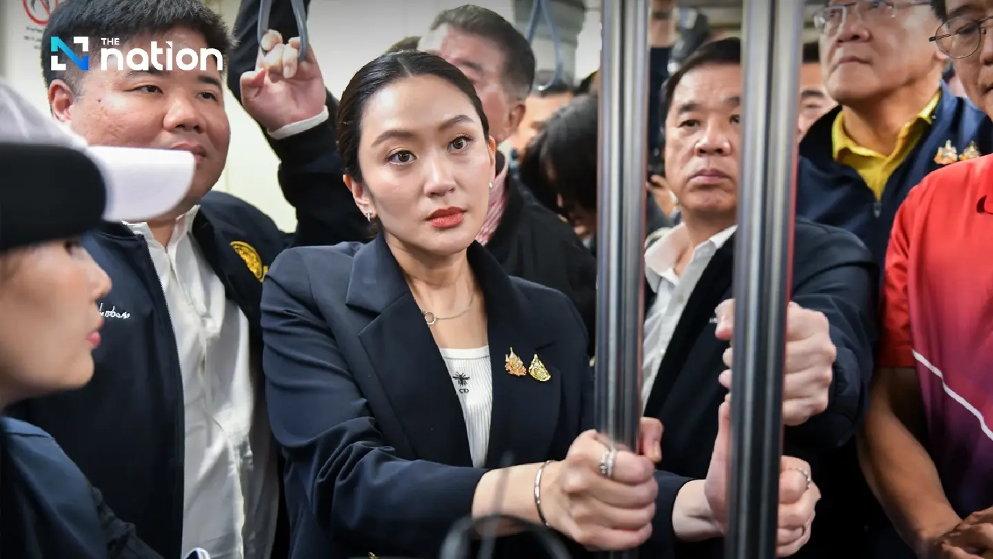 PM rides MRT, chats with tourists, inspects buildings to boost confidence PM rides MRT, chats with tourists, inspects buildings to boost confidence