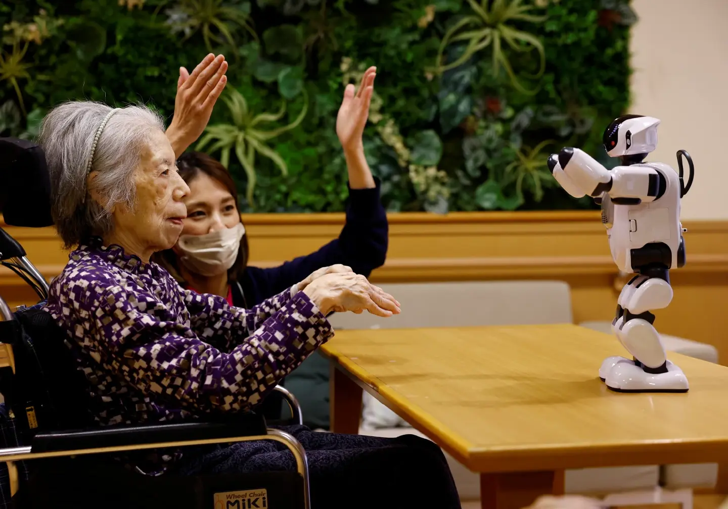 Japan eyes 300,000-yen limit on daily ATM use for elderly Japan eyes 300,000-yen limit on daily ATM use for elderly