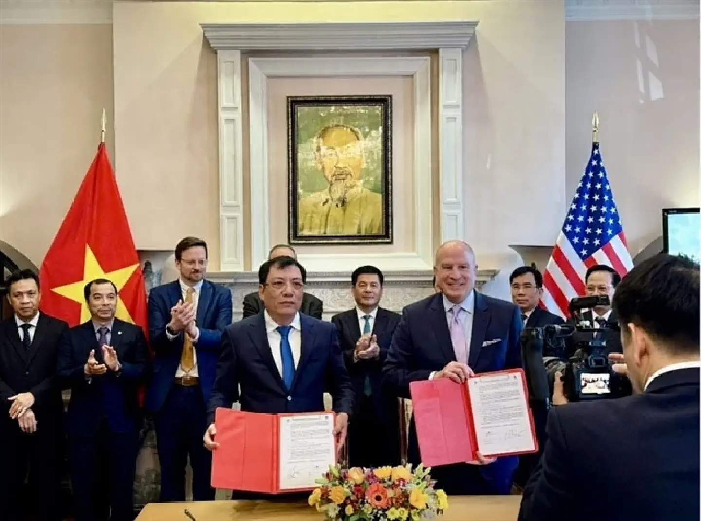 Vietnamese and US businesses sign major trade deals Vietnamese and US businesses sign major trade deals