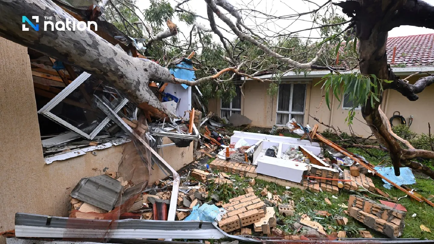 Thousands of Australians without power as ex-tropical cyclone lashes Queensland Thousands of Australians without power as ex-tropical cyclone lashes Queensland