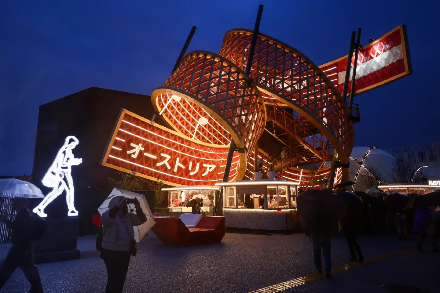 Digitalized Osaka Expo troubling elderly visitors