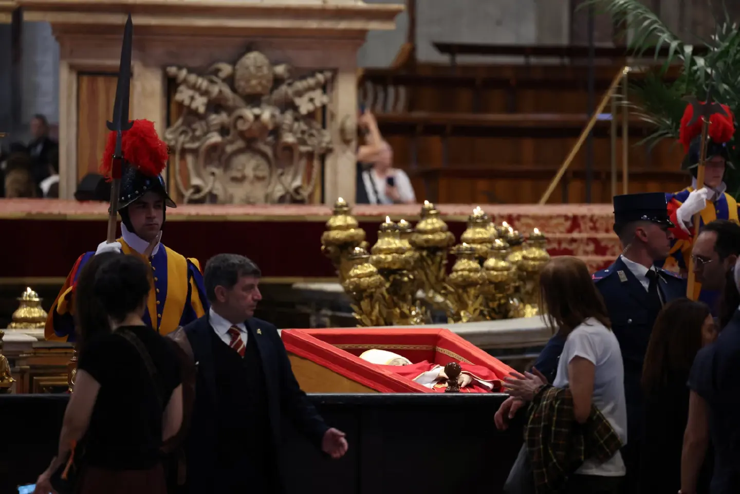 Thousands honour Pope Francis in St. Peter's Basilica Thousands honour Pope Francis in St. Peter's Basilica