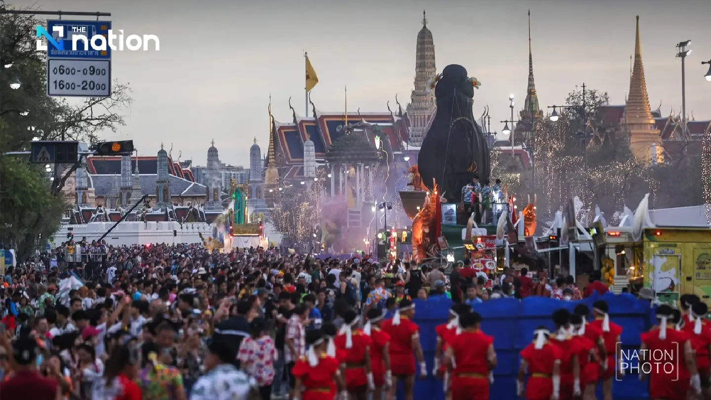 Songkran revellers pack Sanam Luang for festive water fight